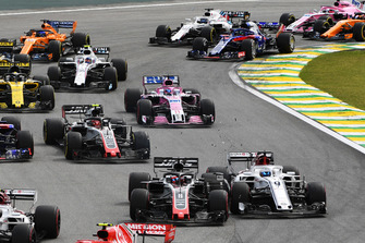 Marcus Ericsson, Sauber C37 and Romain Grosjean, Haas F1 Team VF-18 collide at the start of the race