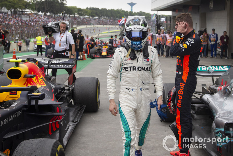 Valtteri Bottas, Mercedes AMG F1 en Parc Ferme con Max Verstappen, Red Bull Racing