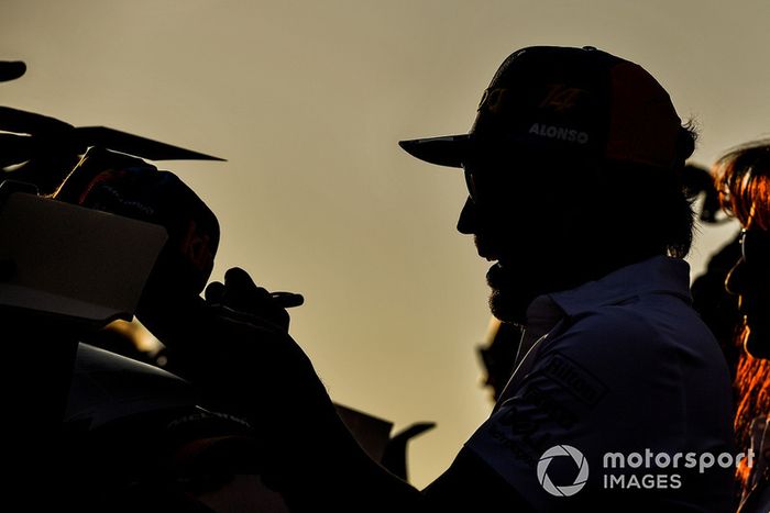 Fernando Alonso, McLaren firma autógrafos para los aficionados