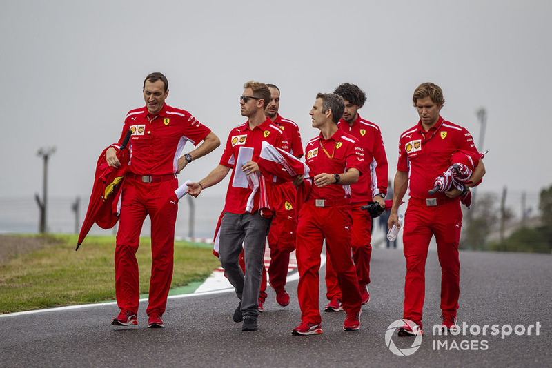 Sebastian Vettel, Ferrari camina por el circuito