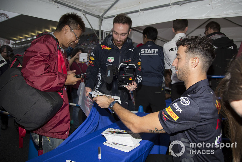 Daniel Ricciardo, Red Bull Racing signs autographs for the fans