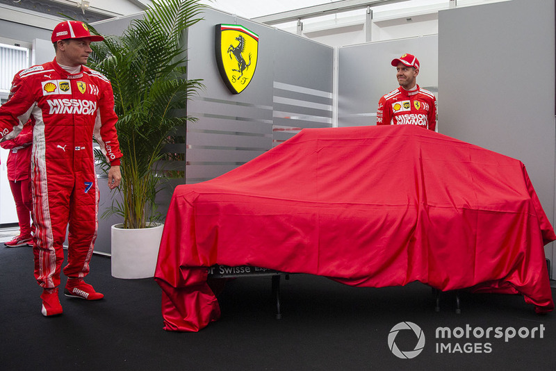 Raikkonen en Vettel onthullen de nieuwe Ferrari-livery.