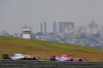 Esteban Ocon, Racing Point Force India VJM11 et Sergey Sirotkin, Williams FW41