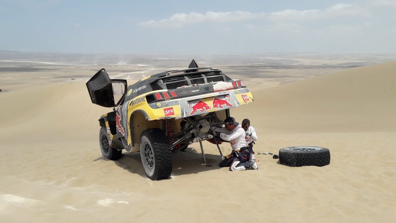 #306 PH-Sport Peugeot 3008 DKR: Sébastien Loeb, Daniel Elena repairing the car