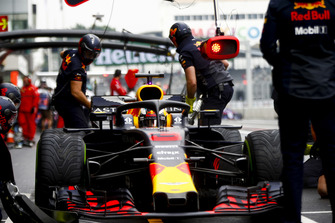 Daniel Ricciardo, Red Bull Racing RB14, in the pits during practice