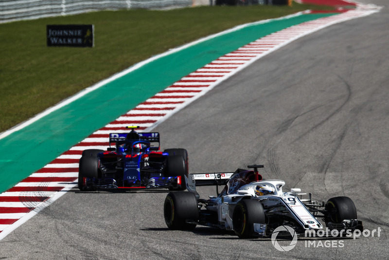 Marcus Ericsson, Sauber C37, precede Pierre Gasly, Scuderia Toro Rosso STR13