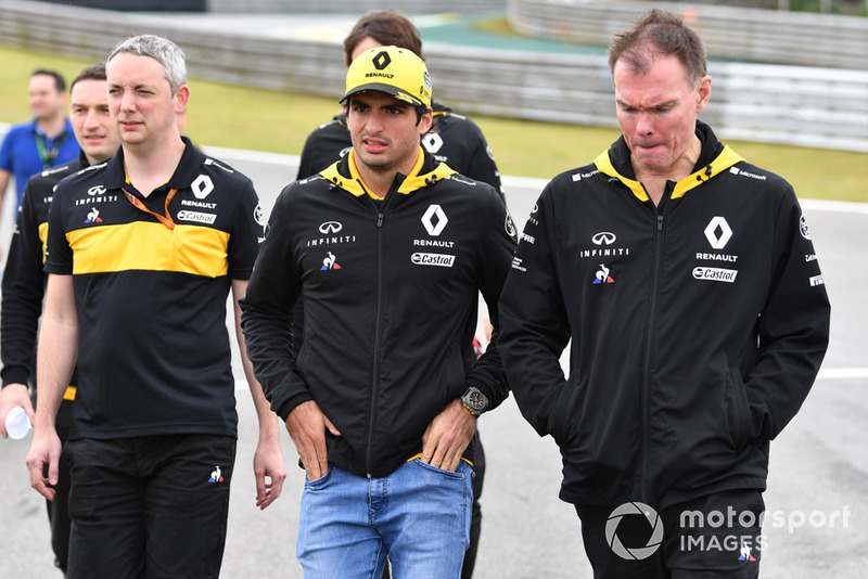 Carlos Sainz Jr., Renault Sport F1 Team, ispeziona il circuito con Alan Permane, ingegnere di pista, Renault Sport F1 Team