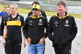 Carlos Sainz Jr., Renault Sport F1 Team walks the track with Alan Permane, Renault Sport F1 Team Race Engineer