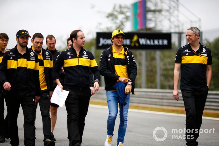 Carlos Sainz Jr., Renault Sport F1 Team, camina por el circuito