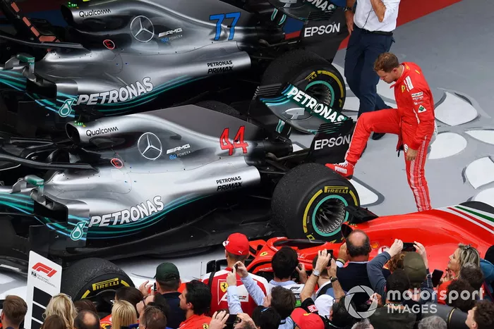 Sebastian Vettel, Ferrari mira la rueda trasera del coche de Lewis Hamilton, Mercedes-AMG F1 W09