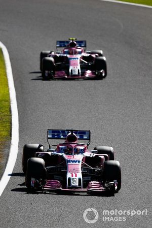 Sergio Perez, Racing Point Force India VJM11, devant Esteban Ocon, Racing Point Force India VJM11
