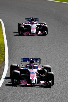 Sergio Perez, Racing Point Force India VJM11, devant Esteban Ocon, Racing Point Force India VJM11