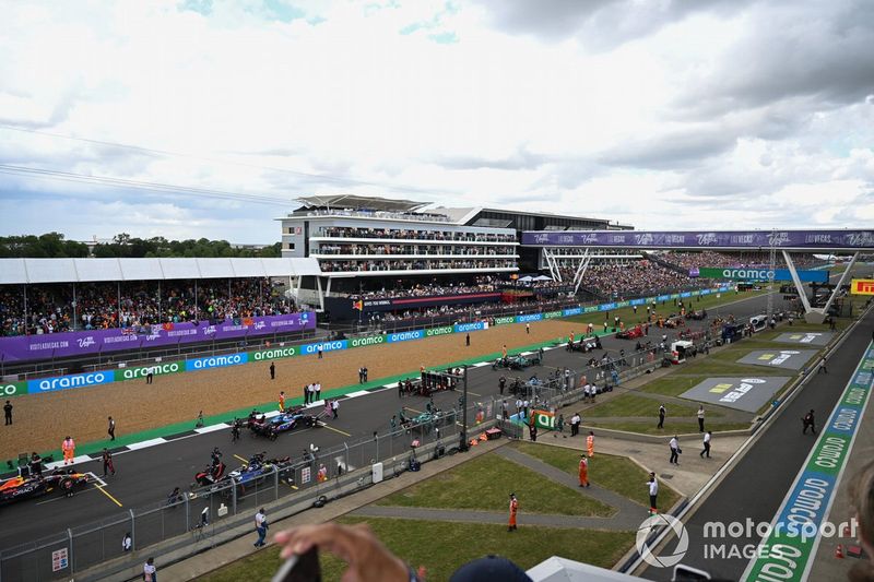 Los mecánicos se retiran de la parrilla al inicio de la vuelta de formación