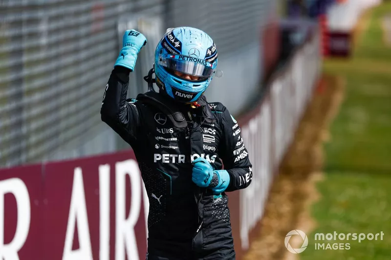 George Russell, de l'écurie Mercedes-AMG F1 Team, fête son arrivée au Parc Ferme.