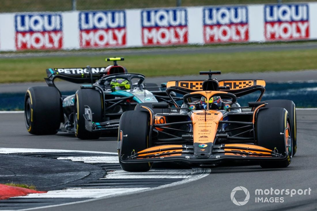 Oscar Piastri, McLaren MCL38, Lewis Hamilton, Mercedes F1 W15