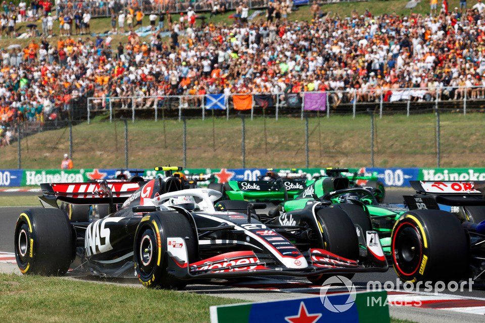 Nico Hulkenberg, Haas VF-24, walczy z Valtterim Bottasem, Stake F1 Team Kick Sauber C44