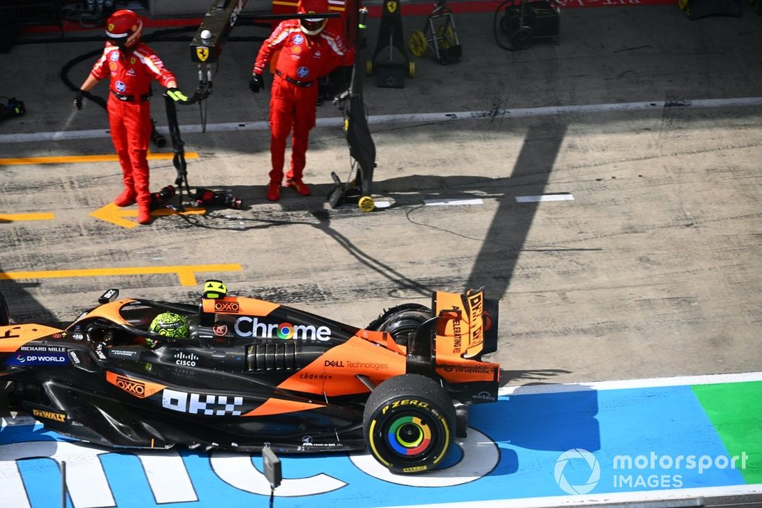 Lando Norris, McLaren MCL38, se retira de la carrera con un pinchazo trasero y daños tras el contacto con Max Verstappen, Red Bull Racing RB20, mientras luchaban por el liderato.