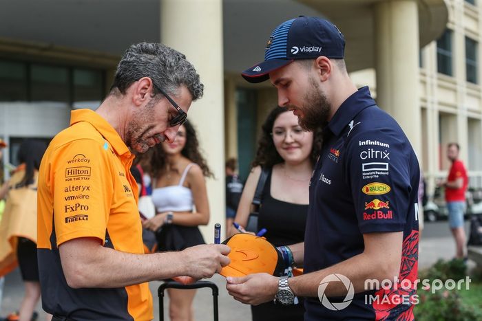 Andrea Stella, dyrektor zespołu, McLaren F1 Team, podpisuje autografy 