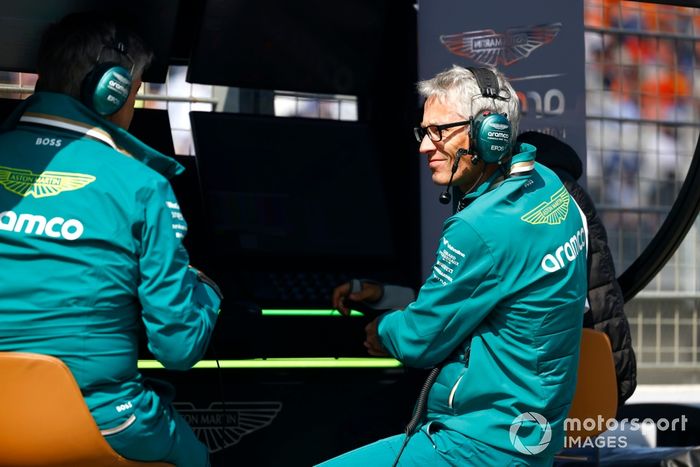 Mike Krack, director del equipo Aston Martin F1 Team, en el muro de boxes