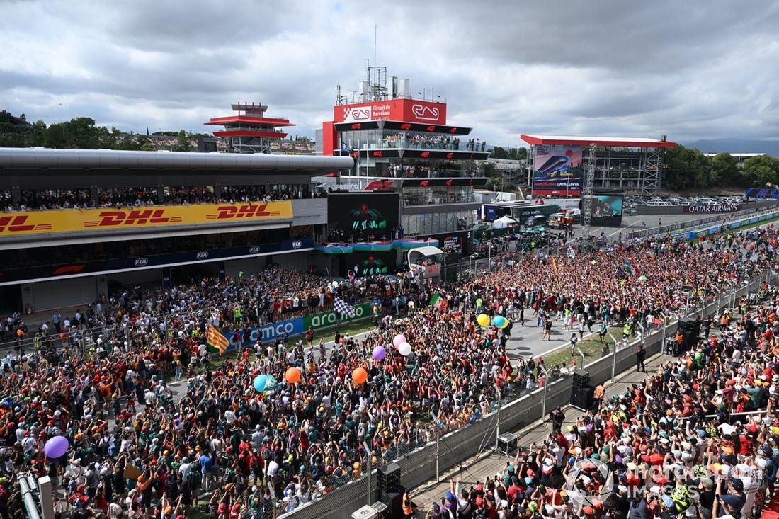 Fani wtargnęli na tor, aby obejrzeć ceremonię podium