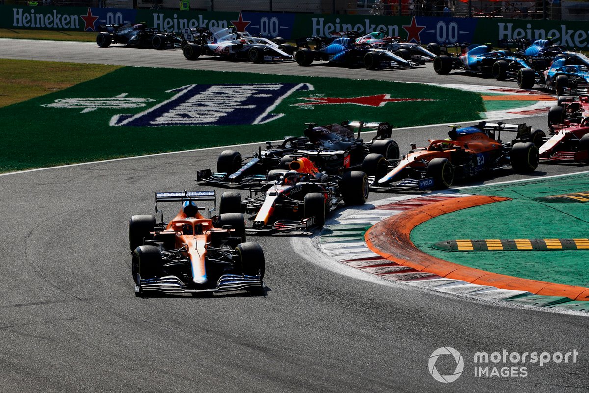 Arrancada: Daniel Ricciardo, McLaren MCL35M, Max Verstappen, Red Bull Racing RB16B, Lando Norris, McLaren MCL35M, Lewis Hamilton, Mercedes W12