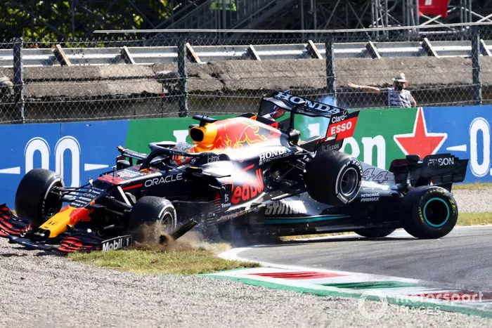 Max Verstappen, Red Bull Racing RB16B, y Lewis Hamilton, Mercedes W12, chocan mientras luchan por la posición