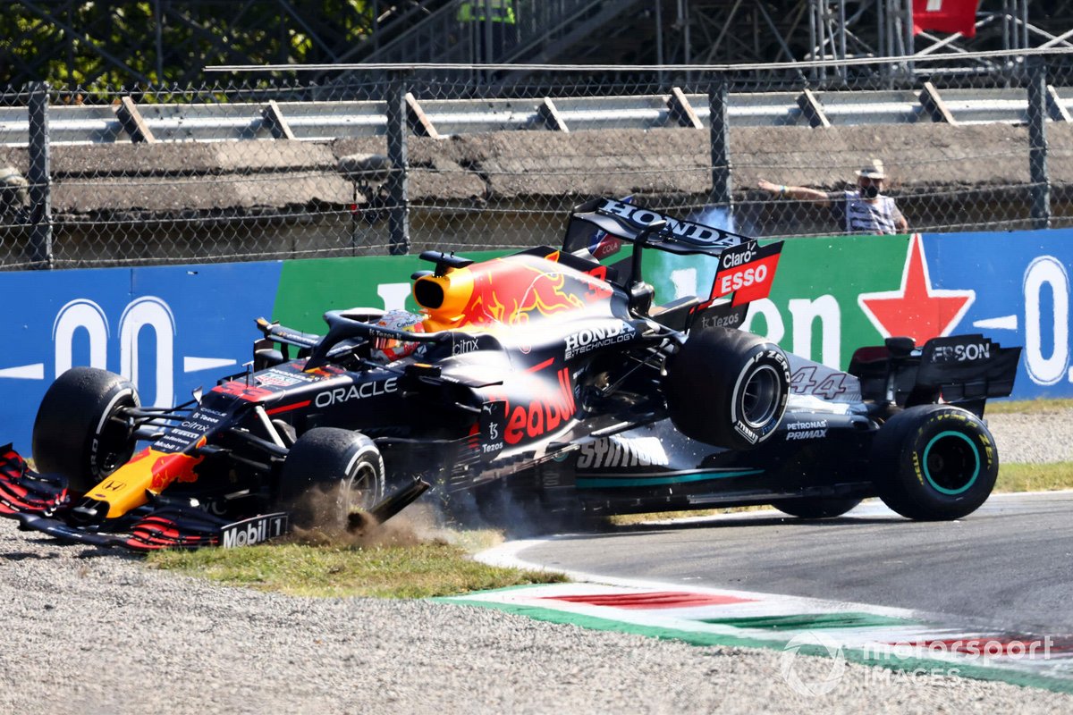 Max Verstappen, Red Bull Racing RB16B, y Lewis Hamilton, Mercedes W12, chocan mientras luchan por la posición