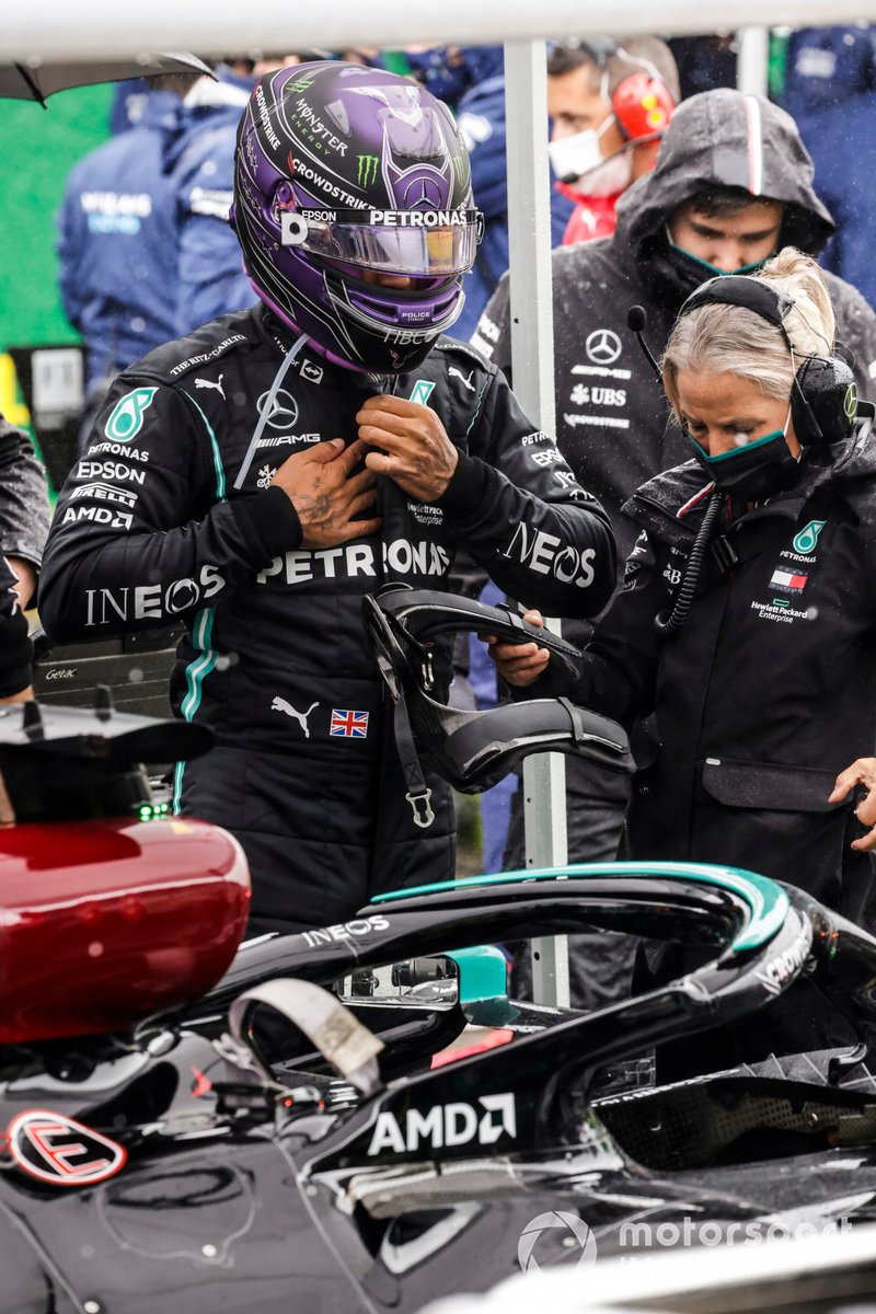 Lewis Hamilton, de Mercedes, y Angela Cullen, fisioterapeuta de Lewis Hamilton, en la parrilla de salida