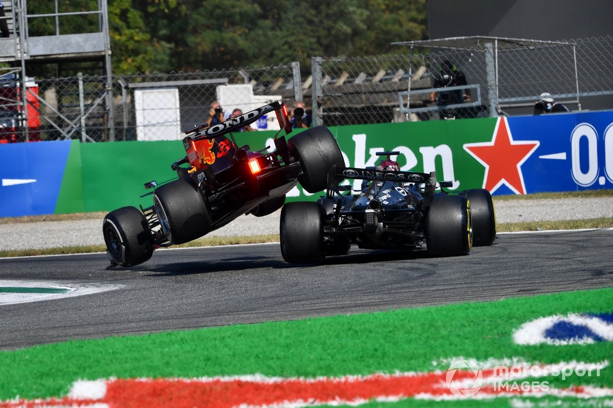 Secuencia del choque de Max Verstappen, Red Bull Racing RB16B, y Lewis Hamilton, Mercedes W12