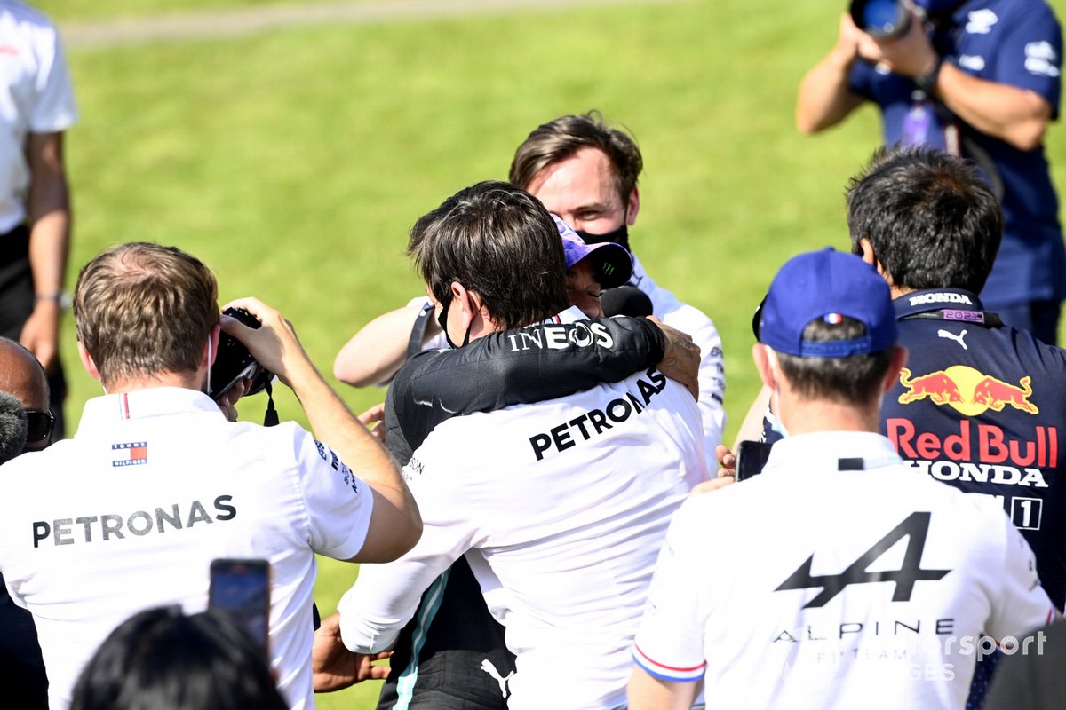 Toto Wolff, Team Principal y CEO, Mercedes AMG, y Lewis Hamilton, Mercedes