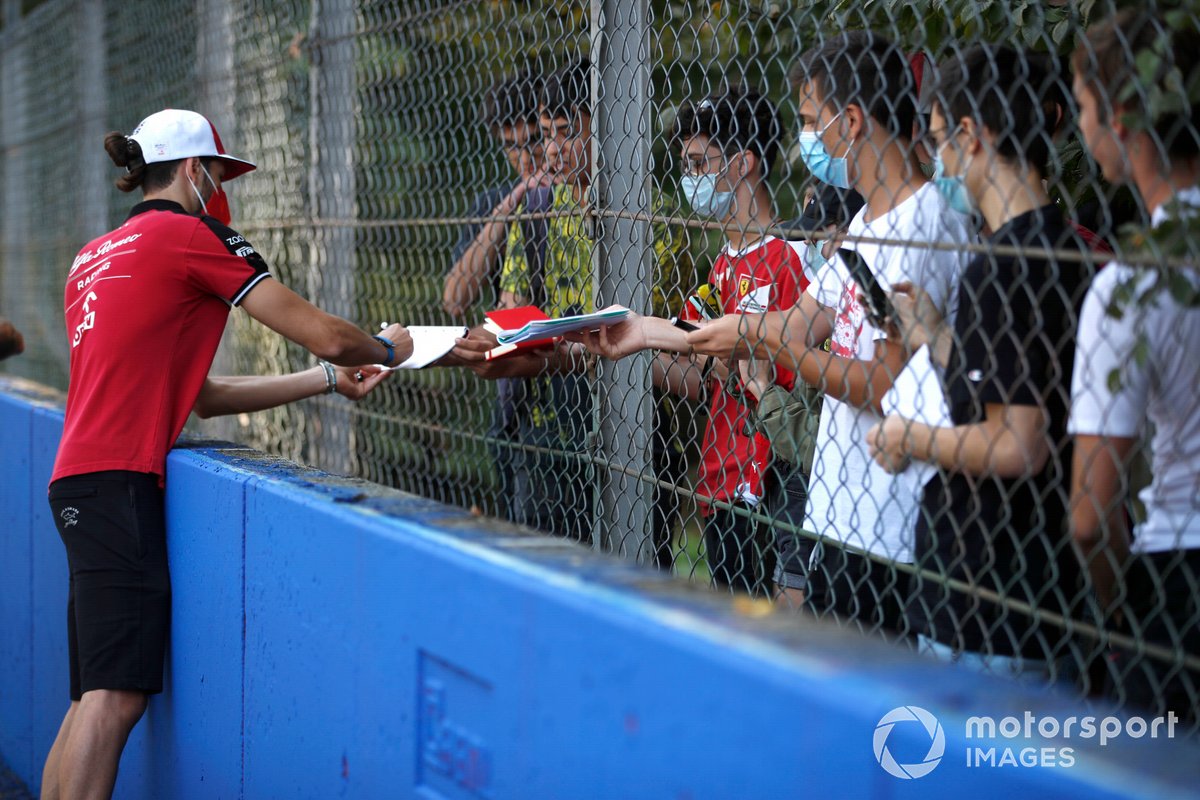 Antonio Giovinazzi (Alfa Romeo Racing C41) firma algunos autógrafos durante el track-walk.