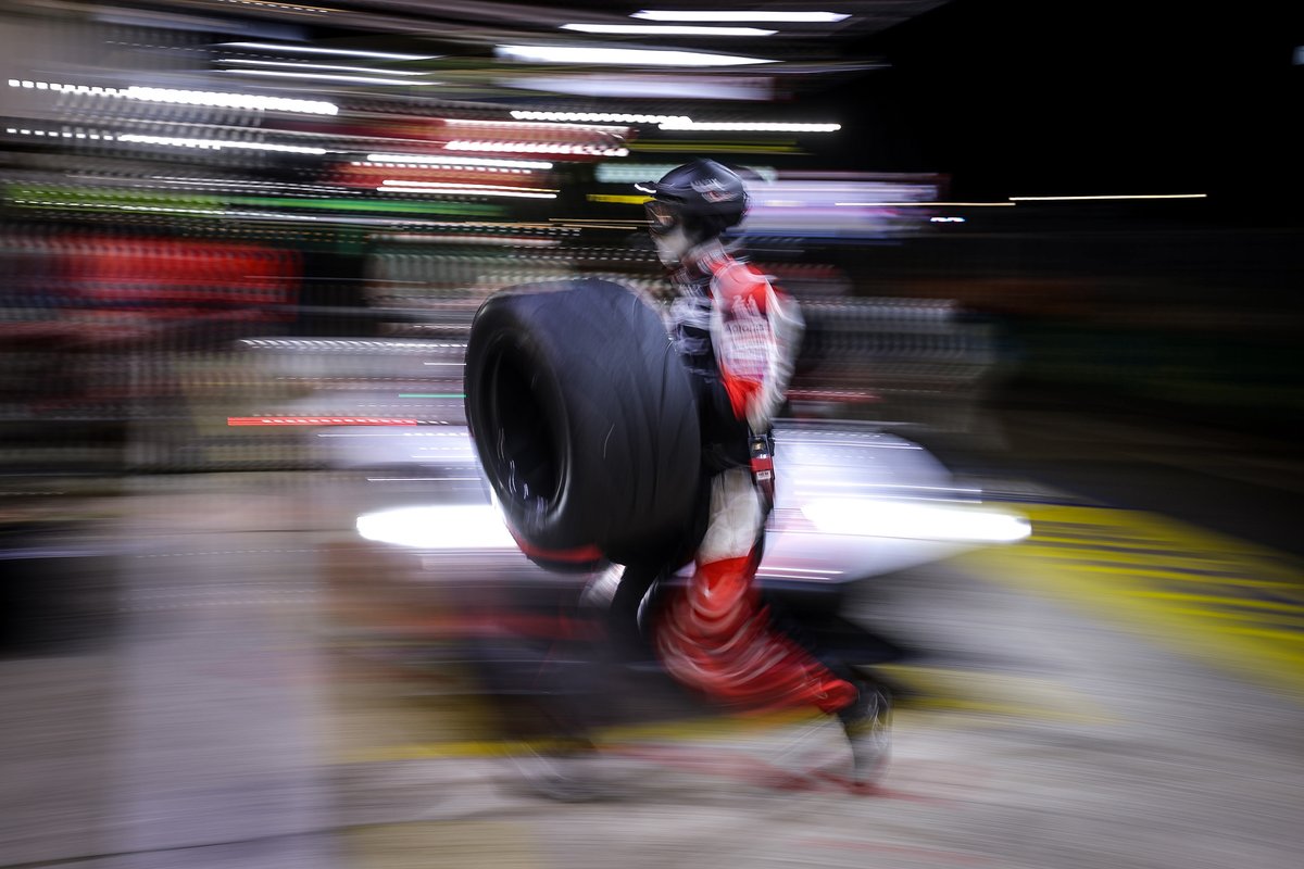 Meccanico Toyota Gazoo Racing in azione