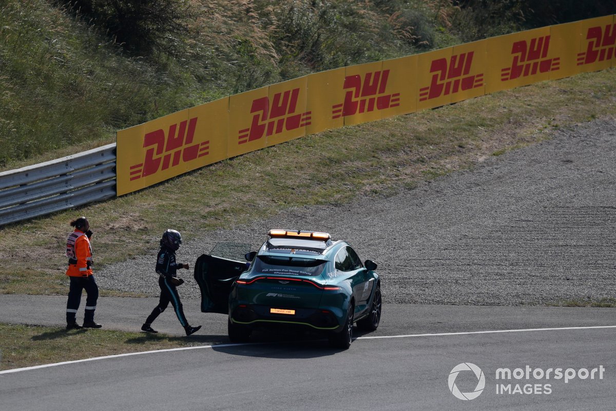 Lewis Hamilton, de Mercedes, sube al coche médico tras una avería en la FP2