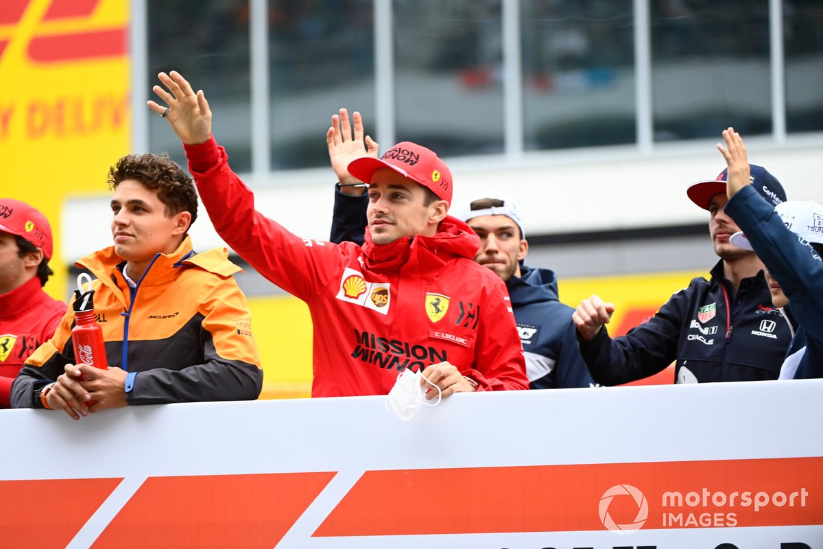 Lando Norris, McLaren, y Charles Leclerc, Ferrari, en el desfile de pilotos
