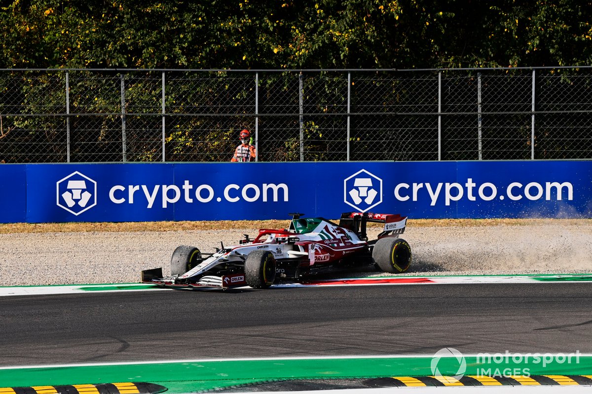 Robert Kubica, Alfa Romeo Racing C41, hace un trompo tras el toque con Yuki Tsunoda, AlphaTauri
