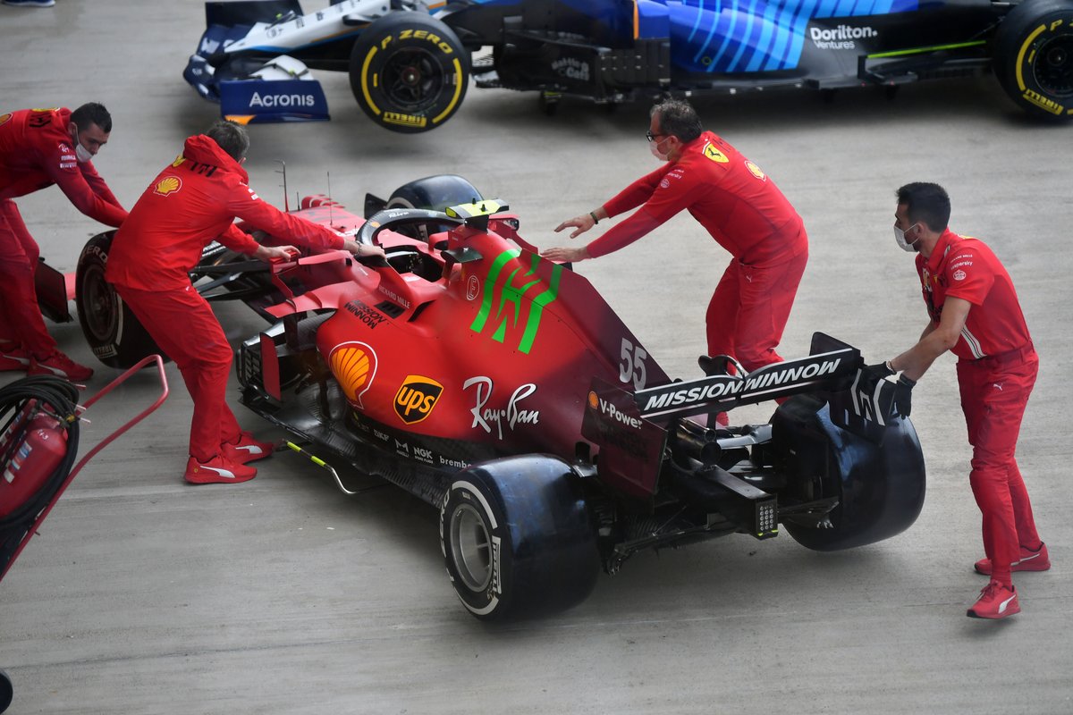El Ferrari SF21 es llevado a las verificaciones