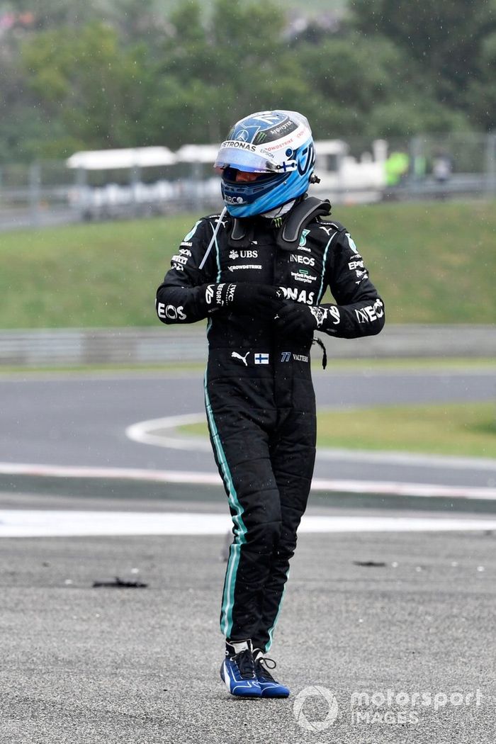 Valtteri Bottas, de Mercedes, se aleja de su coche dañado tras chocar en la salida