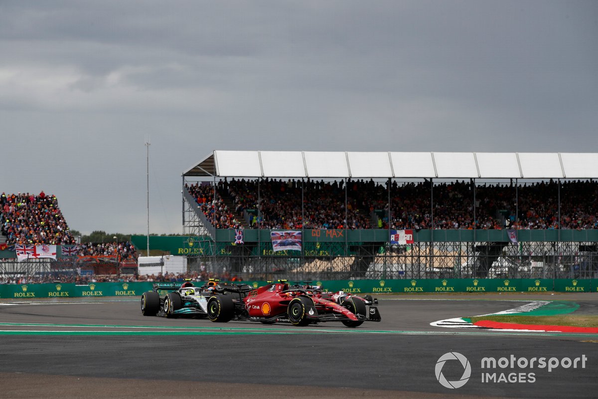 Carlos Sainz, Ferrari F1-75, Lewis Hamilton, Mercedes W13