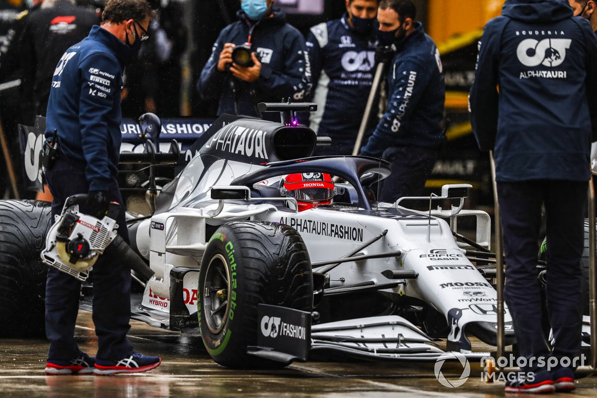 Daniil Kvyat, AlphaTauri AT01, en el pitlane