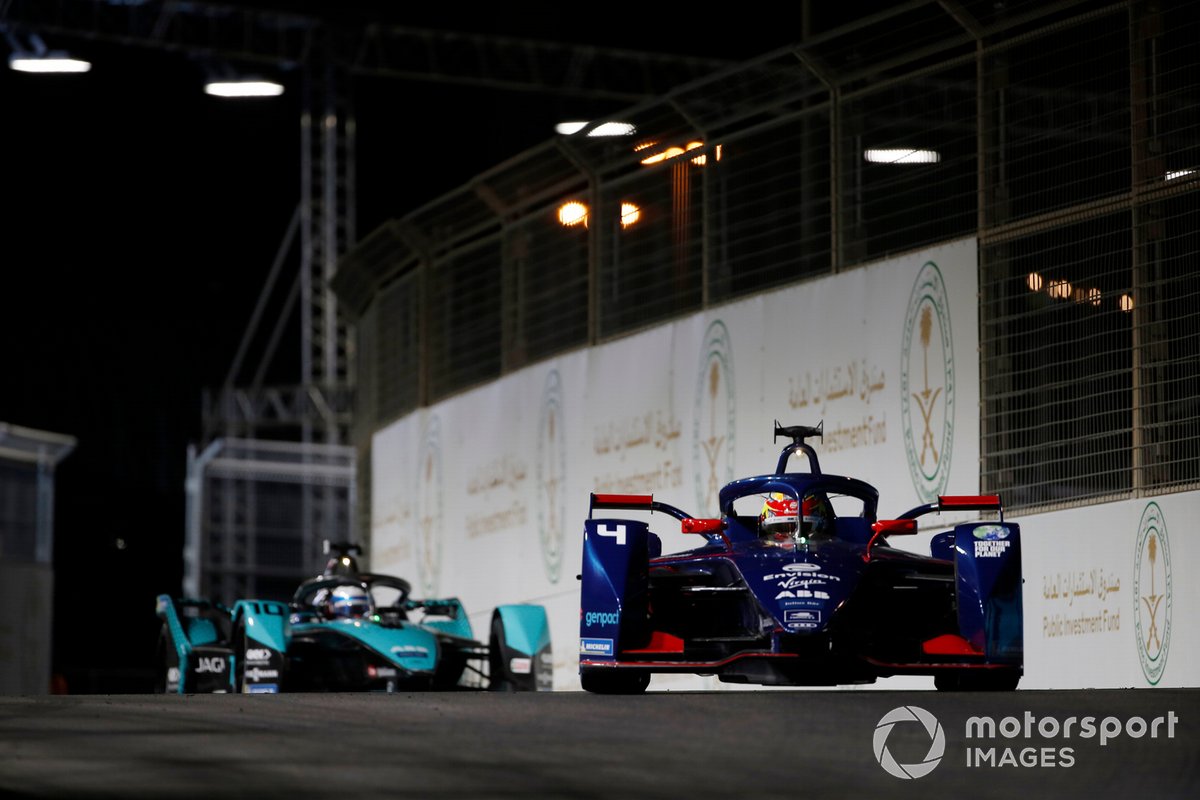 Robin Frijns, Envision Virgin Racing, Audi e-tron FE07, por delante de Sam Bird, Panasonic Jaguar Racing, Jaguar I-Type 5