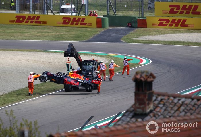 Oficiales remueven el monoplaza de Sergio Pérez, Red Bull Racing RB16B después de chocar