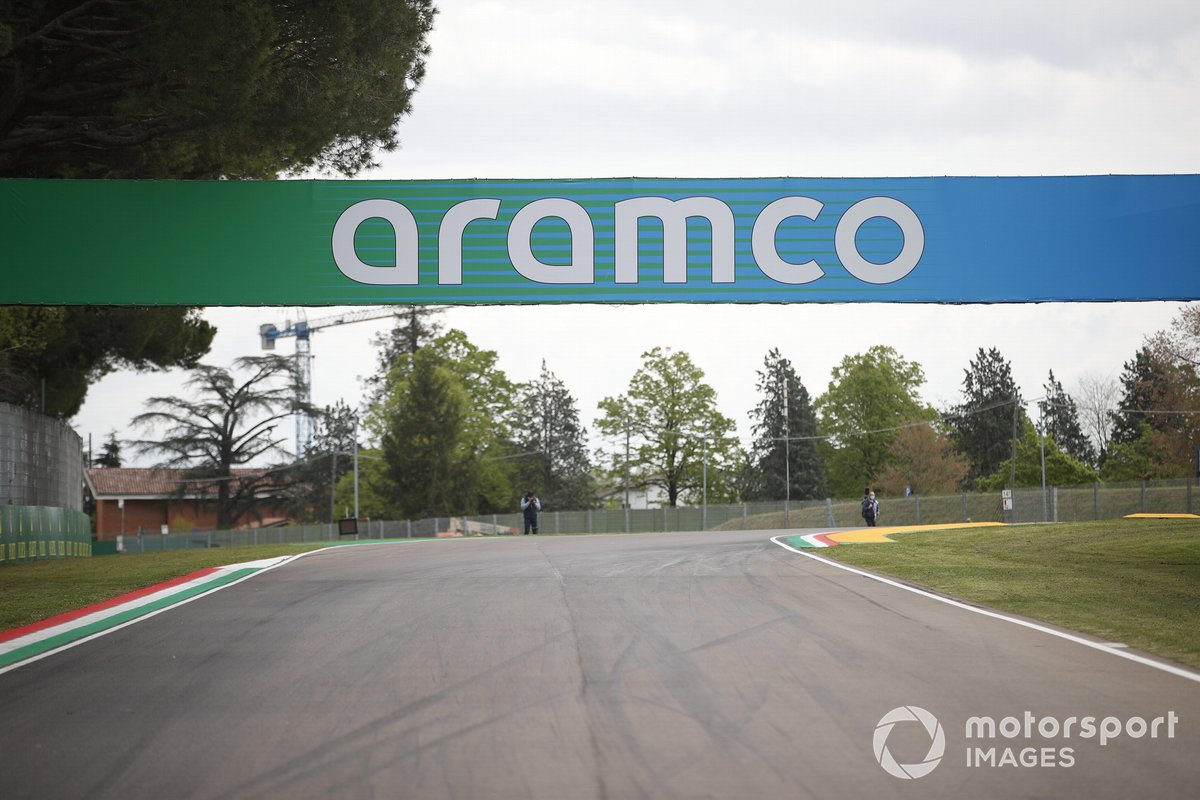 Carteles en el circuito de Imola