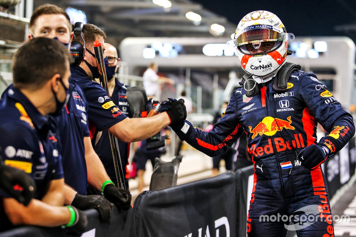 Max Verstappen, Red Bull Racing, festeggia con il team la poleposition