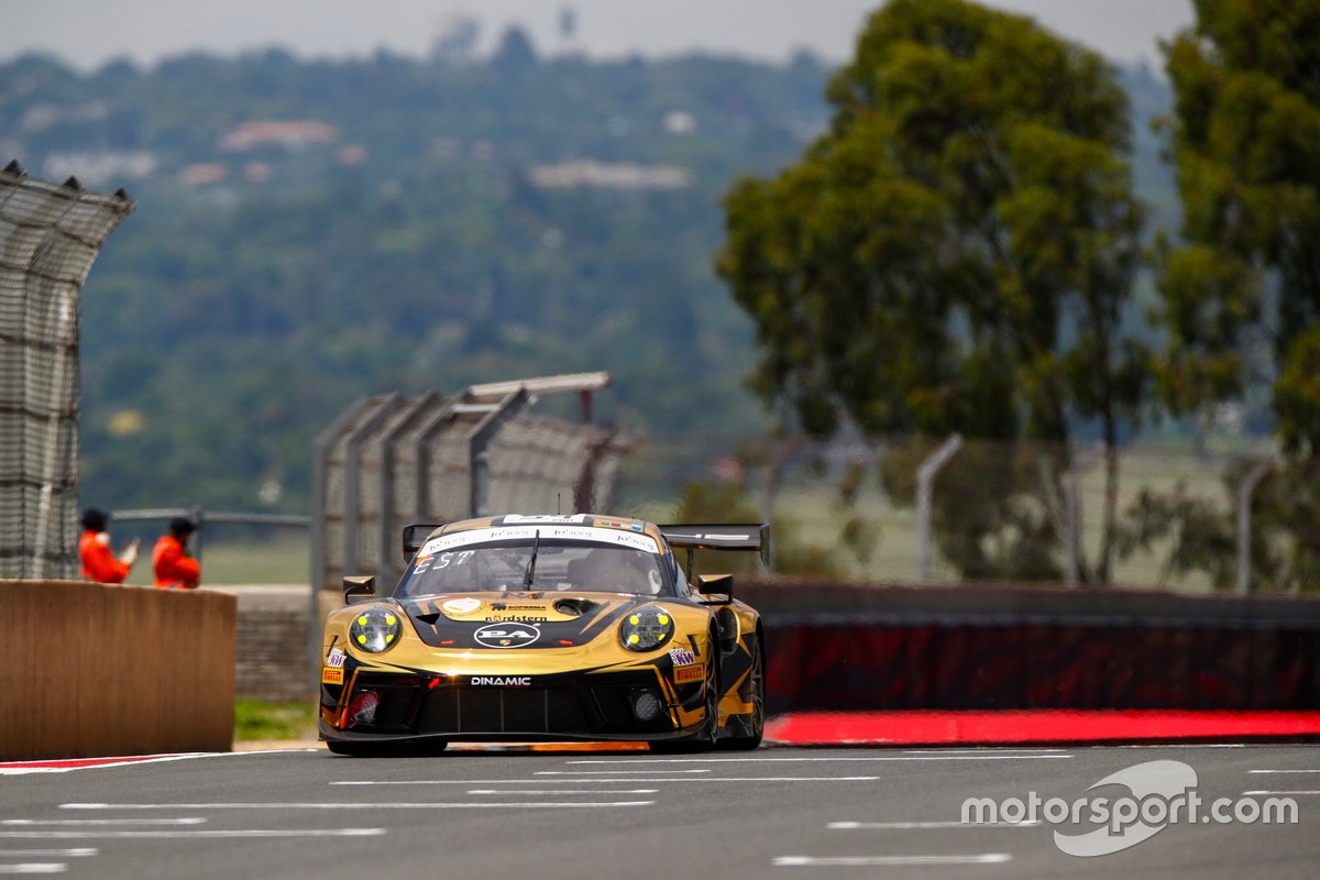 #54 Dinamic Motorsport Porsche 911 GT3 R: Laurens Vanthoor, Earl Bamber, Kevin Estre