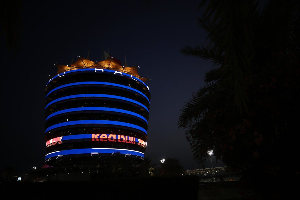 La Torre Sakhir se ilumina con los colores y el logotipo del equipo Red Bull Racing