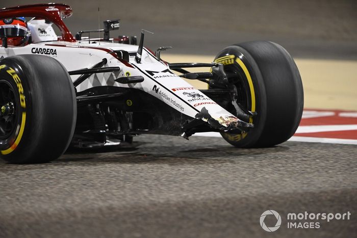 Daños en el alerón delantero del coche de Kimi Raikkonen, Alfa Romeo Racing C41