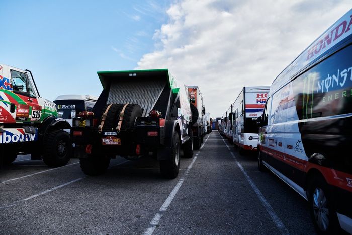 Embarque del Dakar 2021 en Marsella