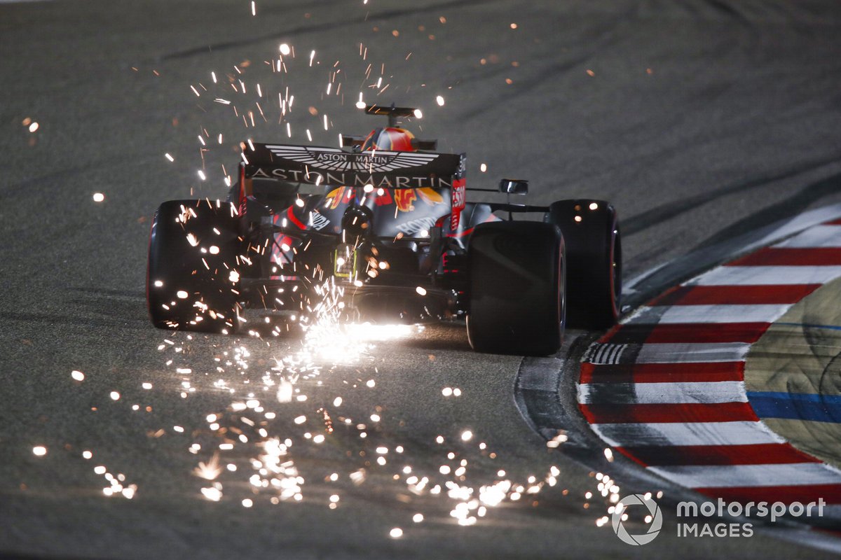 Le scintille generate dalla Red Bull Racing RB16 di Max Verstappen