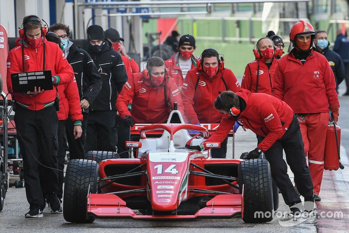 I meccanici del Prema Powerteam, riportano l'auto di Arthur Leclerc nel garage dopo i problemi al motore