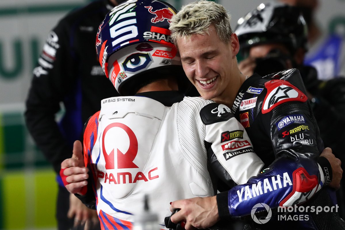Segundo lugar Johann Zarco, Pramac Racing felicita al ganador Fabio Quartararo, Yamaha Factory Racing